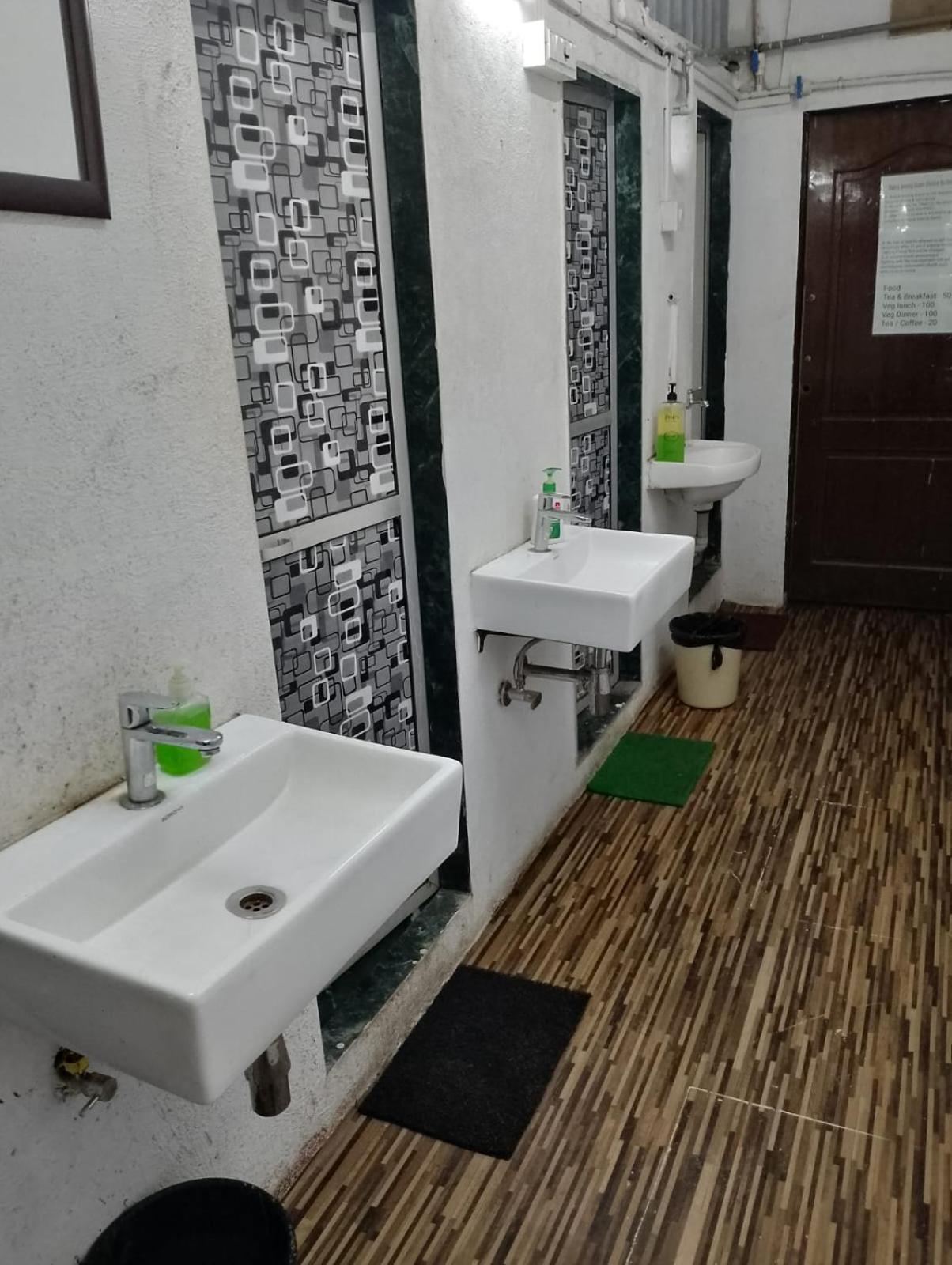 Bapuji Dormitory Hostel Mumbai Ngoại thất bức ảnh